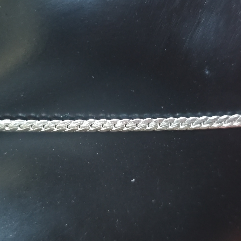 Silver toned necklace - Picture 2 of 4